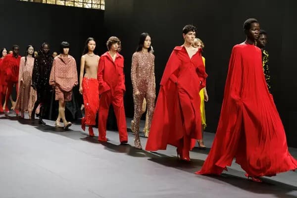 Look 04 — group walk